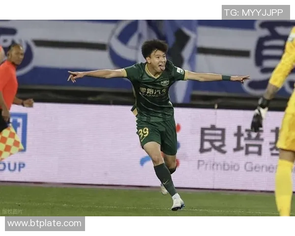 从草根到绿茵英雄 半路出道的足球球星逆袭之路