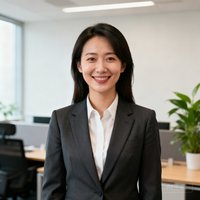 美团区域营销总监王女士的职业头像，她穿着干练的西装，面带微笑，背景是简约的办公室环境。